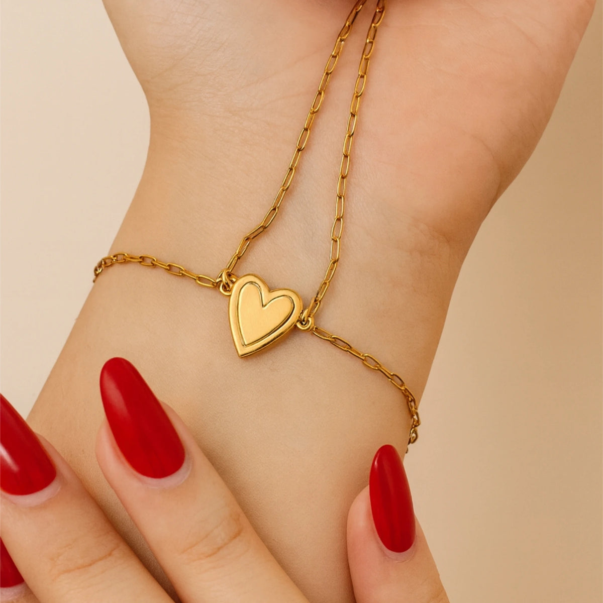 Bracelet cœur doré porté au poignet